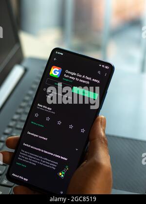 Assam, India - 6 agosto 2021 : il logo di Google go sull'immagine di riserva dello schermo del telefono. Foto Stock