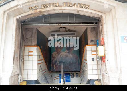 L'ingresso DEL TRENO PATH su Christopher St. Nel Greenwich Village include opere d'arte che riflettono l'associazione del quartiere con la comunità gay. Foto Stock