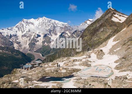 Vista sul bellissimo lago Smeraldo e Monte Rosa sullo sfondo della stagione estiva, Valle Anzasca, Piemonte, Italia Foto Stock