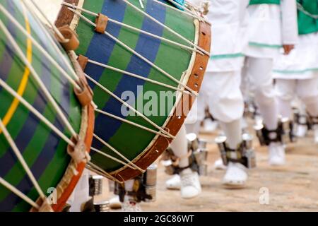 Oliveira, Minas Gerais, Brasile - 8 agosto 2018: Dettaglio degli strumenti a percussione caratteristici del festival del rosario Foto Stock