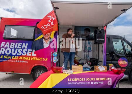 La Rochelle, Francia. 06 agosto 2021. La carovana estiva del PCF nella fase di la Rochelle, Francia, il 06 agosto 2021. Fabien Roussel, candidato PCF, lancia carovan estivo da Marsiglia in luglio, in giro per la Francia sulla costa francese, per incontrare il paese. Foto di Pierrick Villette/Avenir Pictures/ABACAPRESS.COM Credit: Abaca Press/Alamy Live News Foto Stock