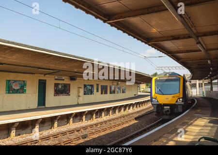 Treno che arriva alla stazione di Carnforth, notoriamente presente nel classico film del 1945 Brief Encounter. Foto Stock