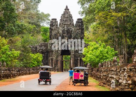 ANGKOR THOM, CAMBOGIA - 29 MARZO 2017: Porta della vittoria in Cambogia vicino a Siem Reap. Foto Stock