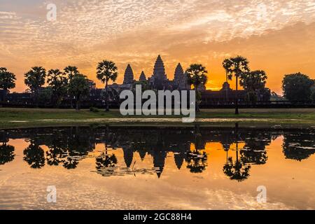 Alba al complesso del tempio di Angkor Wat in Cambogia mostrando splendidi colori e riflessi Foto Stock