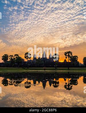 Alba al complesso del tempio di Angkor Wat in Cambogia mostrando splendidi colori e riflessi Foto Stock