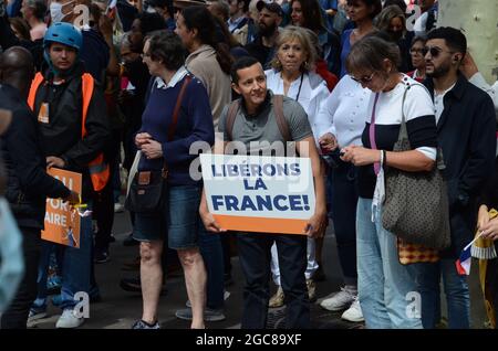 4° giorno contro il pass sanitario in Francia, qui la dimostrazione su iniziativa dell'europarlamentare Florian Philippot leader del gruppo 'les patriotes' Foto Stock