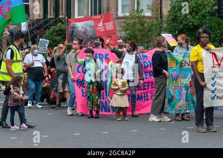 Glasgow, Scozia, Regno Unito. 7 agosto 2021. Artisti alla Govanhill Carnival Parade. La parata di quest'anno comprende gruppi di comunità, un piper, batteristi, ballerini, giocolieri, I pattinatori a rotelle e una band di ottone partono da Govanhill Park e viaggiano per le strade di Govanhill fino alla Queen's Park Arena. Credito: SKULLY/Alamy Live News Foto Stock