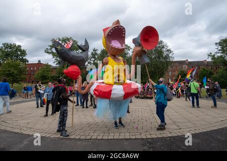 Glasgow, Scozia, Regno Unito. 7 agosto 2021. Artisti alla Govanhill Carnival Parade. La parata di quest'anno comprende gruppi di comunità, un piper, batteristi, ballerini, giocolieri, I pattinatori a rotelle e una band di ottone partono da Govanhill Park e viaggiano per le strade di Govanhill fino alla Queen's Park Arena. Credito: SKULLY/Alamy Live News Foto Stock