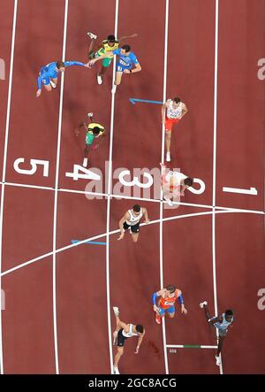 Tokyo, Giappone. 7 agosto 2021. Gli atleti gareggiano durante la finale maschile 4x400m ai Giochi Olimpici di Tokyo 2020 a Tokyo, Giappone, 7 agosto 2021. Credit: Zeng Yao/Xinhua/Alamy Live News Foto Stock