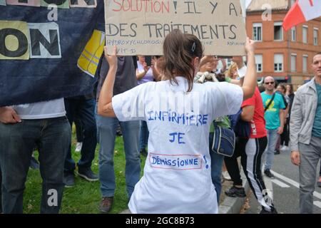 Iscrizione sul retro di una blusa 'Nurse, i rassegne' (Infirmière, je démissionne). Il 7 agosto 2021, diverse migliaia di persone hanno sfidato il divieto prefetturale di dimostrare, marciando per le strade di Tolosa (Francia). Cantando la parola "libertà", e gli slogan anti-Macron, i manifestanti marciarono sui viali del centro della città, protestando così contro il Passo sanitario. Foto di Patrick Batard/ABACAPRESS.COM Foto Stock