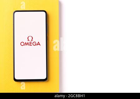 Assam, India - 6 agosto 2021: Logo Omega SA sull'immagine di stock dello schermo del telefono. Foto Stock