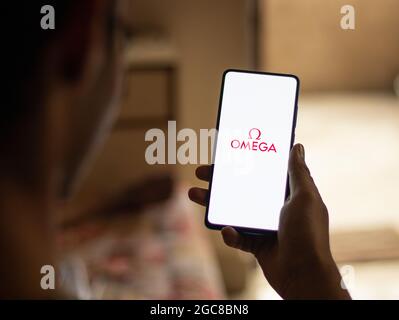 Assam, India - 6 agosto 2021: Logo Omega SA sull'immagine di stock dello schermo del telefono. Foto Stock