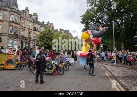 Glasgow, Scozia, Regno Unito. 7 agosto 2021. Artisti alla Govanhill Carnival Parade. La parata di quest'anno comprende gruppi di comunità, un piper, batteristi, ballerini, giocolieri, I pattinatori a rotelle e una band di ottone partono da Govanhill Park e viaggiano per le strade di Govanhill fino alla Queen's Park Arena. Credito: SKULLY/Alamy Live News Foto Stock