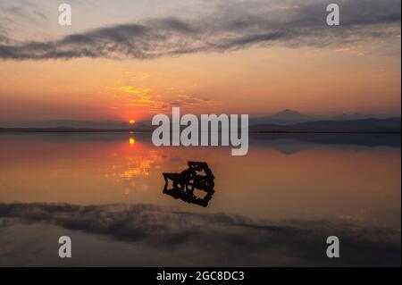 Smoky Sunrise su Bellingham Bay, Whatcom County, Washington. Foto Stock