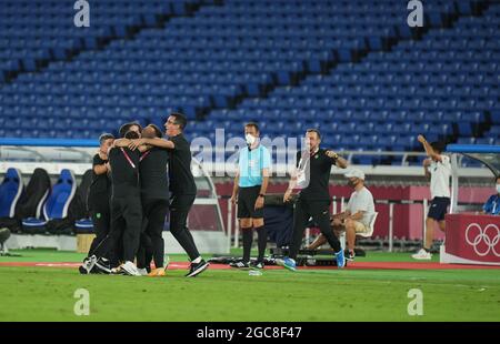 7 agosto 2021; Stadio Internazionale Yokohama, Yokohama, Prefettura di Kanagawa, Giappone; Tokyo 2020 Olympic Summer Games, Football Final, Brasile, contro Spagna; il banco del Brasile si svuota al fischio finale mentre celebrano la loro vittoria Foto Stock