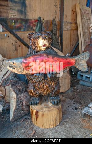 Scolpito in legno Orso e salmone - alaska. Foto Stock