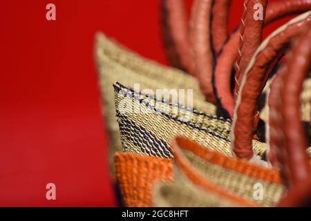 I cestini colorati africani fatti a mano in commercio equo e solidale, tessuti dagli abitanti del luogo che sono in vendita presso i negozi outlet di vendita di venditori ambulanti nella zona della baia di San Francisco della California Foto Stock