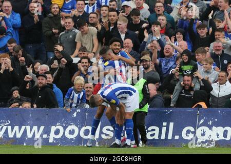 HARTLEPOOL, REGNO UNITO. 7 AGOSTO Hartlepool United's Gavan Holohan celebra con Tyler Burley dopo aver segnato il loro gol durante la partita Sky Bet League 2 tra Hartlepool United e Crawley Town a Victoria Park, Hartlepool sabato 7 agosto 2021. (Credit: Mark Fletcher | MI News) Credit: MI News & Sport /Alamy Live News Foto Stock