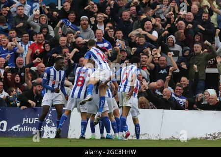 HARTLEPOOL, REGNO UNITO. 7 AGOSTO Hartlepool United's Gavan Holohan festeggia con i suoi compagni di squadra dopo aver segnato il loro gol durante la partita Sky Bet League 2 tra Hartlepool United e Crawley Town a Victoria Park, Hartlepool sabato 7 agosto 2021. (Credit: Mark Fletcher | MI News) Credit: MI News & Sport /Alamy Live News Foto Stock