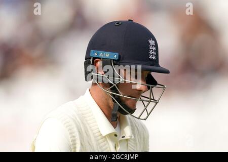 Stuart Broad dell'Inghilterra si stà dopo essere stato inchinato durante il quarto giorno della prima partita di prova di Cinch a Trent Bridge, Nottingham. Data immagine: Sabato 7 agosto 2021. Foto Stock