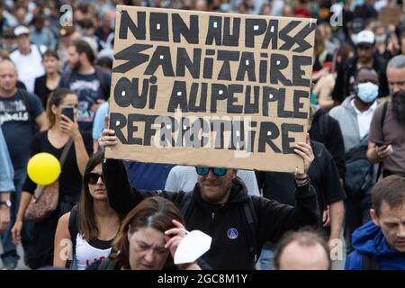 Il manifestante ha un segno di no al pass sanitario durante una giornata nazionale di protesta contro la vaccinazione obbligatoria del Covid-19 per alcuni lavoratori e l'uso obbligatorio del pass sanitario richiesto dal governo francese a Parigi il 7 agosto 2021. Sabato i manifestanti sono scesi per le strade di tutta la Francia per il quarto fine settimana di fila per radunarsi contro un nuovo pass sanitario necessario per entrare in un bar o viaggiare su un treno interurbano, due giorni prima che le nuove regole entrino in vigore. Un pass sanitario valido è generato da due tamponi provenienti da un vaccino riconosciuto, un test del coronavirus negativo o un recente recupero Foto Stock