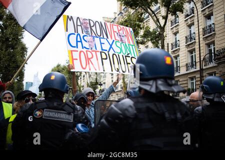 Il manifestante ( Voltuan ) ha dato un segno alla nostra caduta di libertà circondata dalle forze di gendarmeria e dalle forze di polizia durante una giornata nazionale di protesta contro la vaccinazione obbligatoria del Covid-19 per alcuni lavoratori e l'uso obbligatorio del certificato sanitario richiesto dal governo francese a Parigi il 7 agosto; 2021. Sabato i manifestanti sono scesi per le strade di tutta la Francia per il quarto fine settimana di fila per radunarsi contro un nuovo pass sanitario necessario per entrare in un bar o viaggiare su un treno interurbano, due giorni prima che le nuove regole entrino in vigore. Un pass sanitario valido è generato da due tamponi provenienti da un vaccino riconosciuto Foto Stock