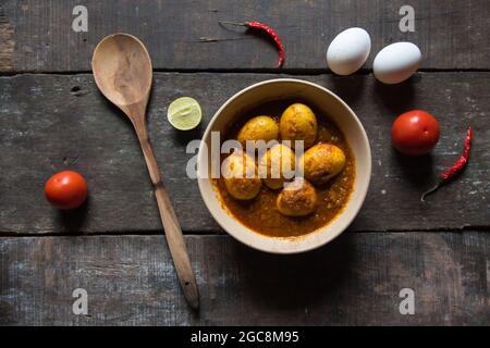 Piatto indiano di uovo masala o curry d'uovo preparato con cipolla, aglio e una miscela di spezie indiane. Foto Stock