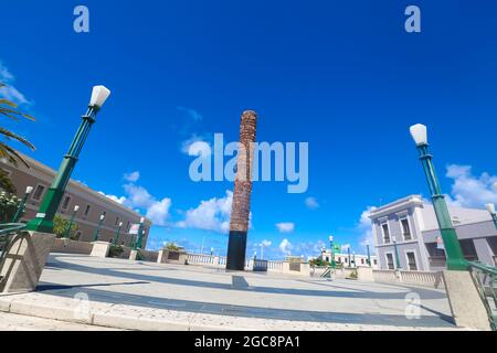 Totem, Plaza V Centenario (Piazza del V Centenario), San Juan Vecchia, Porto Rico Foto Stock