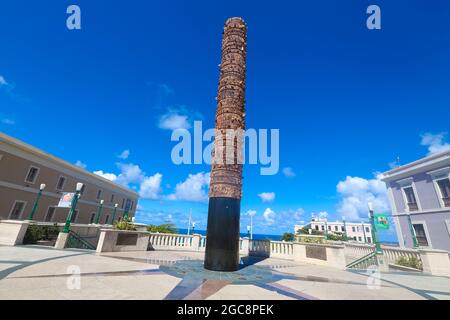 Totem, Plaza V Centenario (Piazza del V Centenario), San Juan Vecchia, Porto Rico Foto Stock