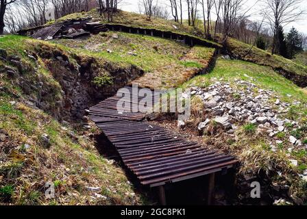 Trincee italiane o Monte Kolovrat, Slovenia. Dopo l'iniziale rapido avanzamento dell'esercito italiano, la guerra si trasformò in una lunga guerra di trincea. I soldati italiani sono stati bloccati sul Kolovrat per oltre due anni. Foto Stock