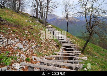 Trincee italiane o Monte Kolovrat, Slovenia. Dopo l'iniziale rapido avanzamento dell'esercito italiano, la guerra si trasformò in una lunga guerra di trincea. I soldati italiani sono stati bloccati sul Kolovrat per oltre due anni. Foto Stock