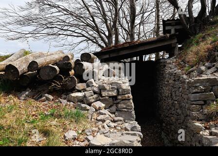 Trincee italiane o Monte Kolovrat, Slovenia. Dopo l'iniziale rapido avanzamento dell'esercito italiano, la guerra si trasformò in una lunga guerra di trincea. I soldati italiani sono stati bloccati sul Kolovrat per oltre due anni. Foto Stock