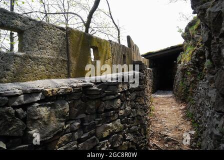 Trincee italiane o Monte Kolovrat, Slovenia. Dopo l'iniziale rapido avanzamento dell'esercito italiano, la guerra si trasformò in una lunga guerra di trincea. I soldati italiani sono stati bloccati sul Kolovrat per oltre due anni. Foto Stock