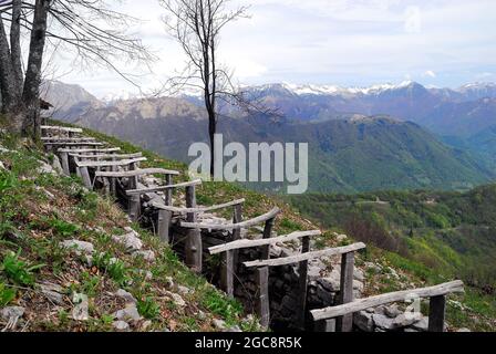 Trincee italiane o Monte Kolovrat, Slovenia. Dopo l'iniziale rapido avanzamento dell'esercito italiano, la guerra si trasformò in una lunga guerra di trincea. I soldati italiani sono stati bloccati sul Kolovrat per oltre due anni. Foto Stock