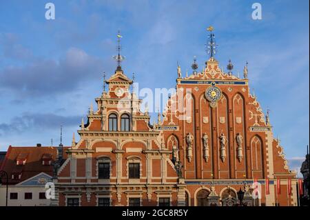 La Casa dei Blackheads sulla piazza del Municipio a riga. Vista frontale. Cielo blu. Turismo in Europa. Foto Stock