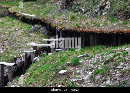 Trincee italiane o Monte Kolovrat, Slovenia. Dopo l'iniziale rapido avanzamento dell'esercito italiano, la guerra si trasformò in una lunga guerra di trincea. I soldati italiani sono stati bloccati sul Kolovrat per oltre due anni. Foto Stock