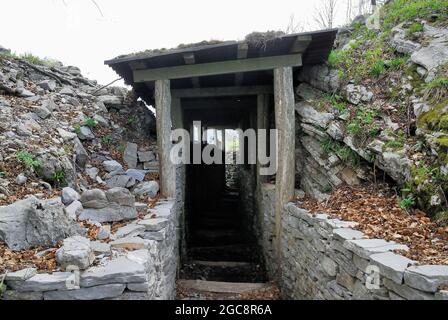 Trincee italiane o Monte Kolovrat, Slovenia. Dopo l'iniziale rapido avanzamento dell'esercito italiano, la guerra si trasformò in una lunga guerra di trincea. I soldati italiani sono stati bloccati sul Kolovrat per oltre due anni. Foto Stock