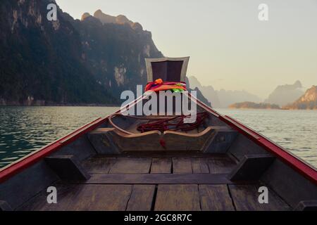 Battello passeggeri sul lago Cheow LAN nel Parco Nazionale di Khao Sok, Thailandia. Cartolina, poster, sfondo Foto Stock