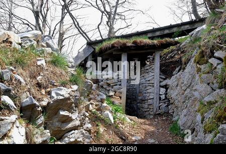 Trincee italiane o Monte Kolovrat, Slovenia. Dopo l'iniziale rapido avanzamento dell'esercito italiano, la guerra si trasformò in una lunga guerra di trincea. I soldati italiani sono stati bloccati sul Kolovrat per oltre due anni. Foto Stock