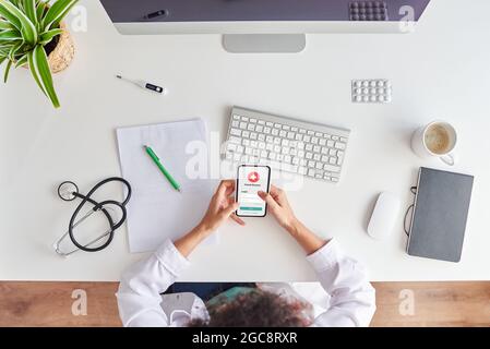 Vista dall'alto di una scrivania di una dottoressa Foto Stock