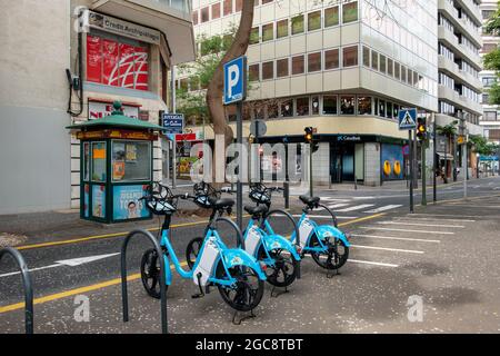 Angolo di Calle Villalba Hervas e la Marina, strade tranquille nella capitale con parcheggio per bici elettriche da strada, negozi e banche, Tenerife Foto Stock