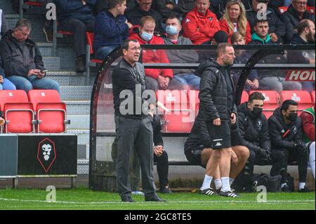 SALFORD. REGNO UNITO. IL 7 AGOSTO Gary Bowyer, Manager del Salford City FC, emette i suoi ordini durante la partita Sky Bet League 2 tra Salford City e Leyton Orient a Moor Lane, Salford, sabato 7 agosto 2021. (Credit: Ian Charles | MI News) Credit: MI News & Sport /Alamy Live News Foto Stock