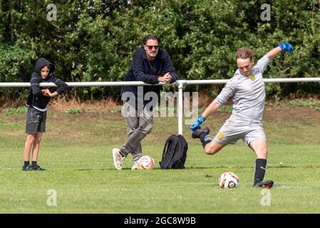 Southchurch Park, Southend on Sea, Essex, Regno Unito. 7 agosto 2021. Mentre il calcio con i tifosi in presenza inizia a seguire le restrizioni COVID-19, la fa Cup è iniziata in Inghilterra con i club non di campionato che partecipano al turno preliminare Extra. 637 squadre di livello inferiore hanno iniziato le loro campagne verso i sogni di giocare contro le squadre superiori. Southend Manor della Essex Senior League ha ospitato London Colney della South Midlands League. Una vittoria di 1-0 per Manor li vede viaggiare a Felixstowe & Walton Utd FC della Lega Isthmian nel prossimo turno. Portiere che prende un calcio di porta, guardato dai fan Foto Stock