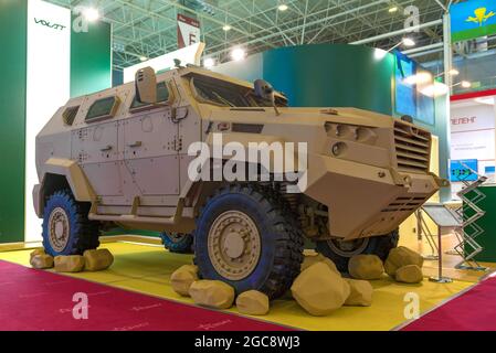 REGIONE DI MOSCA, RUSSIA - 25 AGOSTO 2029: Auto blindata MZKT-490101 "Volat" bielorussa sul forum tecnico-militare internazionale "Army-2020" Foto Stock