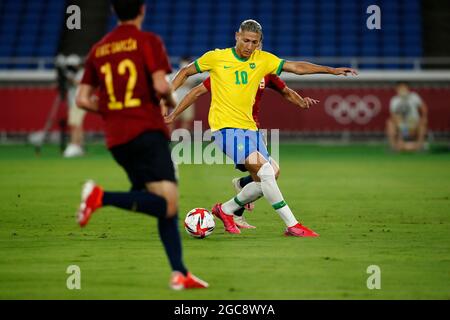 Yokohama, Giappone. 7 agosto 2021. RICHARLISON (10) del Brasile in azione durante la medaglia d'oro maschile di calcio tra Brasile e Spagna durante i Giochi Olimpici di Tokyo 2020 allo Stadio Internazionale Yokohama. Il Brasile sconfigge la Spagna 2-1. (Immagine di credito: © Rodrigo Reyes Marin/ZUMA Press Wire) Foto Stock