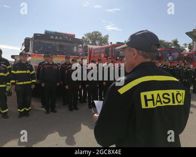 Podivin, Repubblica Ceca. 07 agosto 2021. Quindici veicoli e 36 vigili del fuoco partono da Podivin, Breclav, Repubblica Ceca, il 7 agosto 2021, Aiutare a spegnere gli incendi in Grecia. Credit: Lenka Horakova/CTK Photo/Alamy Live News Foto Stock