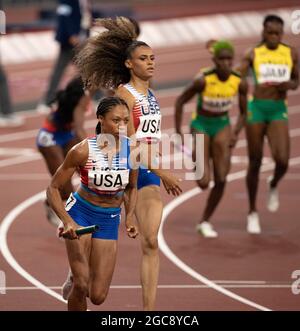 Tokyo, Kanto, Giappone. 7 agosto 2021. Allyson Felix (USA) prende il testimone da Sydney McLaughlin nel relay 4 x 4000 durante le Olimpiadi di Tokyo 2020 allo Stadio Olimpico di Tokyo sabato 7 agosto 2021 a Tokyo. (Credit Image: © Paul Kitagaki Jr./ZUMA Press Wire) Foto Stock