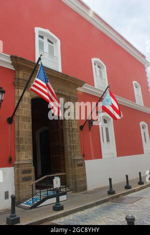 Colorate facciate coloniali spagnole (Ufficio di Stato della conservazione storica), Fortaleza Street, San Juan Vecchia, Porto Rico Foto Stock