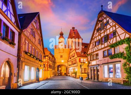Rothenburg ob der Tauber, Germania. Porta della Torre Markus, bella strada con case bavaresi a graticcio, Franconia in Baviera. Foto Stock