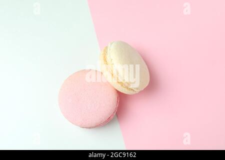 Concetto di dessert gustoso con macaron su sfondo a due tonalità Foto Stock